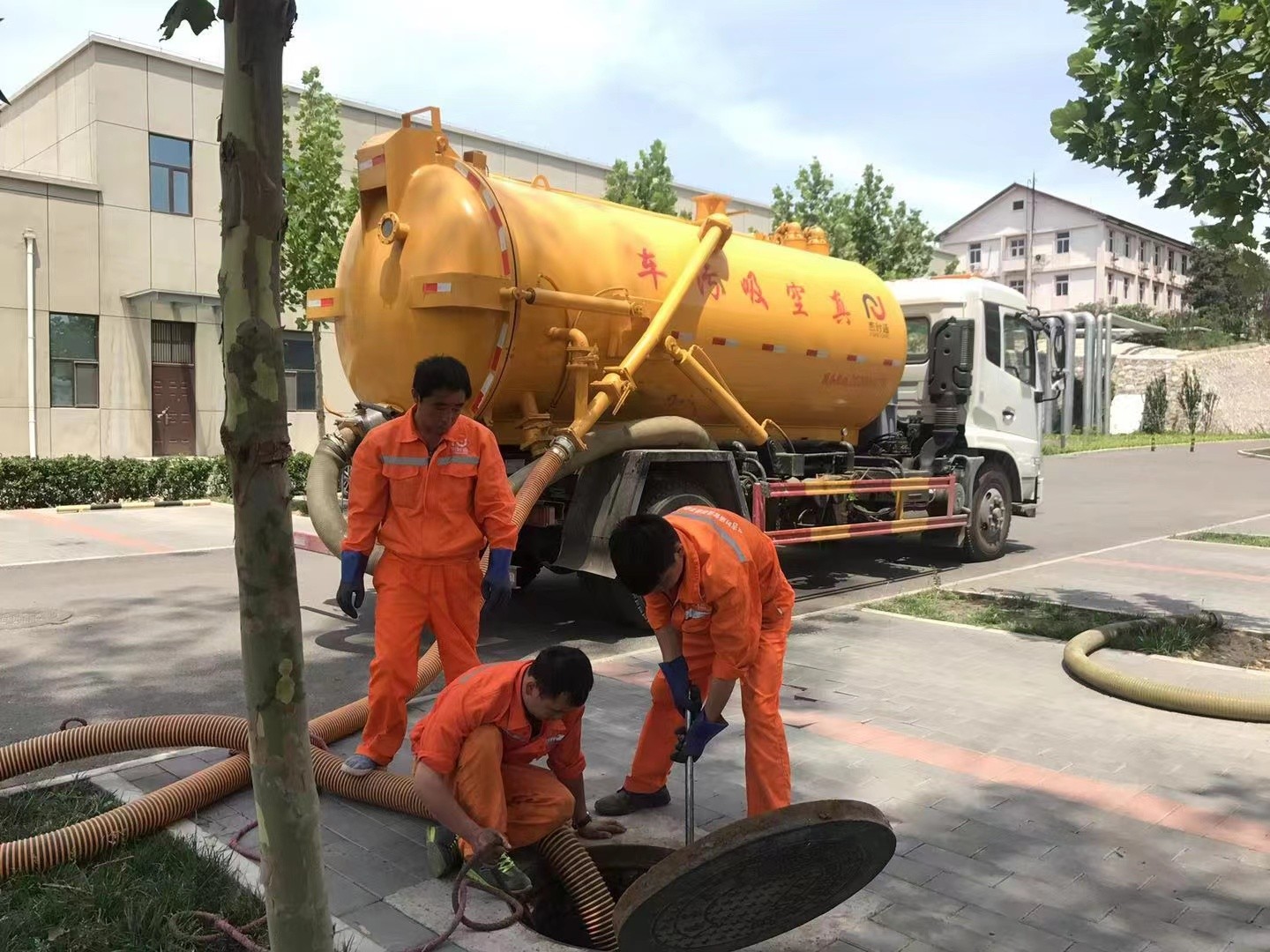 铜官管道疏通车停在窨井附近