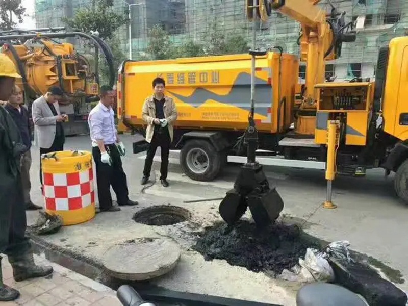 铜官街道：网格员化身“清道夫”，为民解忧疏通“堵心”化粪池