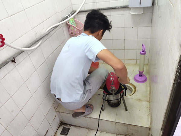 铜官肥皂掉到马桶里把马桶堵住了怎么办？马桶堵住了怎么办